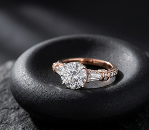 Bague solitaire de luxe pour femme en or rose plaqué, sertie d'un diamant de laboratoire rond brillant de 2,5 carats et de diamants latéraux - Product Image 1