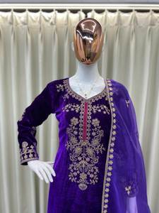 Conjunto de salwar/kurta de terciopelo suave de seda, color morado especial para bodas y fiestas, con diseño de cuello redondo, corte recto y borde moderno. - Product Image 4
