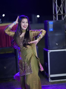 ชุดสูทปาลาซโซสำหรับงานปาร์ตี้ ดีไซน์ใหม่สำหรับผู้หญิง ผ้าไหมแฟนดี้สองสี ปักลายประดับเลื่อม พร้อมเสื้อท่อนบน กางเกงปาลาซโซ และผ้าคลุมไหล่ - Product Image 2