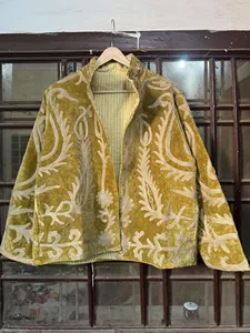 Veste Suzani en velours brodée de fleurs bohèmes, manches longues, col montant, faite à la main, vêtements d'extérieur pour femmes pour l'hiver - Product Image 1