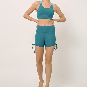 Ensemble de yoga et sport décontracté pour femme, haut de qualité personnalisé uni à dos nageur et short cycliste taille haute, respirant et ajusté pour l'entraînement - Product Image 1
