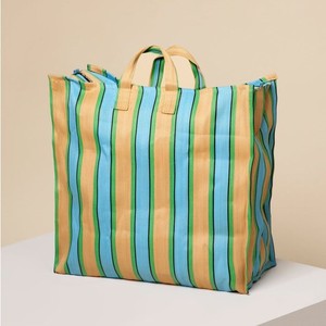 Sacs fourre-tout pour femmes en PVC vegan et nylon, recyclés, tailles variées, toutes saisons, en tissu non tissé, résistants à l'eau, personnalisables - Product Image 2