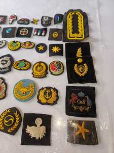 Écusson brodé 3D personnalisé avec motif couronne, ancre et laurier doré, sequins sur tissu noir, badge thermocollant pour uniformes - Product Image 6