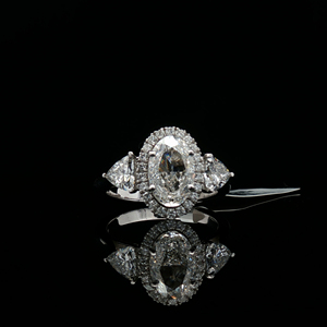 Bague de fiançailles solitaire ovale de luxe en or blanc 14 carats, sertie de pierres latérales trillons et rondes, cultivées en laboratoire |   Diamants Sheetal - Product Image 1