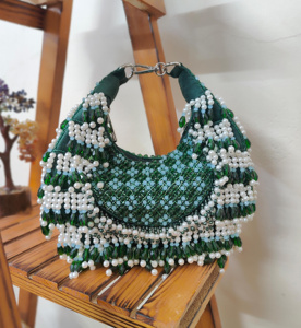 Sac de soirée vert perlé fait main en forme de demi-lune, pochette d'épaule - Product Image 1