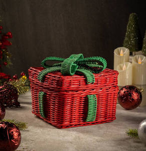 Cesta de Regalo Navideña de Mimbre Rojo Tejido con Lazo Verde, Contenedor de Almacenamiento Festivo Hecho a Mano para el Invierno - Product Image 2