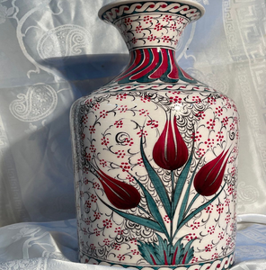 Jarrón de cerámica blanca bellamente curvado con arte de claveles y tulipanes brillantes; disponible a precios de mayorista. - Product Image 3