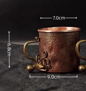 Mug en cuivre martelé style rustique avec poignée en forme de pieuvre, idéal pour le thé, le café, la bière et les cocktails, provenant d'Inde. - Product Image 3