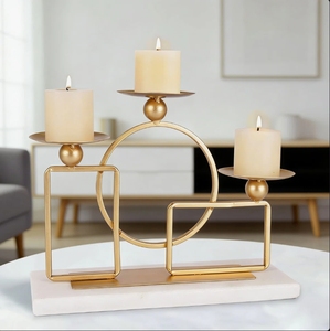 Support de bougies multi-piliers en métal doré, design abstrait, fait main, écologique, style géométrique moderne, centre de table, vente en gros - Product Image 1