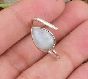 Anillo de compromiso y boda bohemio de plata de ley 925 con piedra lunar arcoíris natural en forma de pera y destello azul en forma de lágrima - Product Image 2