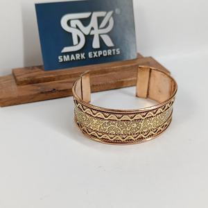 Brazalete de Cobre Ligero Hecho a Mano con Diseño Floral Grabado, Ajustable y Abierto, Joyería Tradicional para Hombres y Mujeres - Product Image 6