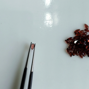 โกเมนสีแดงธรรมชาติ 4x2 มม. รูปทรงลูกแพร์ คุณภาพดีที่สุด พลอยหลวมสำหรับทำเครื่องประดับ - Product Image 3