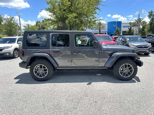 Jeep Turbo AWD Negro Brillante 2022 con Llantas de Aleación R18, Asientos de Tela, Sistema de Navegación, Asientos con Calefacción, Arranque Remoto, ACC, Volante a la Izquierda - Product Image 4