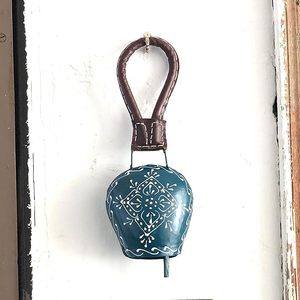 Campana Metálica Hecha a Mano para Colgar en la Pared, Decoración Azul con Patrón Blanco, Estilo Tradicional, Decoración Navideña para Interiores - Product Image 1