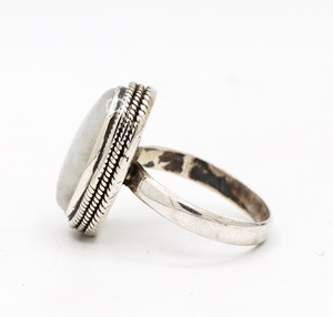 Bague ovale vintage faite à la main en argent sterling massif 925 avec pierre de lune arc-en-ciel certifiée IGI de haute qualité pour femme, idéale pour les soirées - Product Image 4