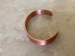 Brazalete Abierto de Cobre Puro Hecho a Mano con Grabado, Metal Sólido, Nombre Personalizado, Frase Personalizada, Acabado Antiguo de Alto Brillo - Product Image 4