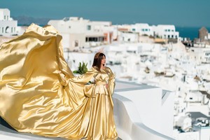 Robe de soirée longue et fluide en satin doré de luxe avec traîne et parure de couronne rayonnante pour séance photo féminine - Product Image 2