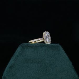 Anillo de Compromiso y Boda con Halo de Diamantes Cultivados en Laboratorio, Corte Radiante de 2.7CT, Oro de 18KT, Joyería Hecha a Mano de Moda para Mujer - Product Image 1