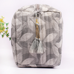 Sac de voyage cosmétique en coton matelassé, écologique, de luxe, imprimé floral, unisexe, réutilisable, multifonctionnel, durable et tendance - Product Image 4