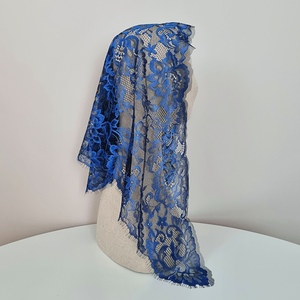 Mantilla de Encaje Jacquard Francés con Diseño Floral Azul Rey para Misa Católica - Product Image 4