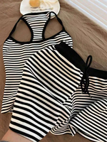 Ensemble deux pièces rayé noir et blanc pour femme, débardeur découpé et short à cordon, tenue décontractée sportive et de détente, vente en gros personnalisée