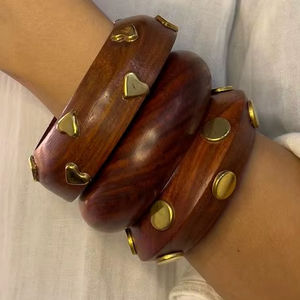 Bracelet en bois avec pentagramme rétro, design large et exagéré avec rivets, accessoire unisexe moderne fait main et étanche - Product Image 2