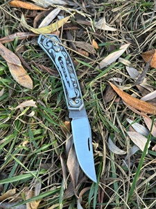Cuchillo Plegable de Acero SHARP POINT TRADES con Hoja Recta de 0.5mm de Grosor y Mango de Madera de 6.7 Pulgadas - Product Image 3