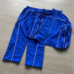 Conjunto Deportivo Personalizado de Fábrica con Franjas Reflectantes, Chaqueta con Cierre 100% Poliéster y Pantalones de Nailon, Traje Deportivo Cortavientos - Product Image 1