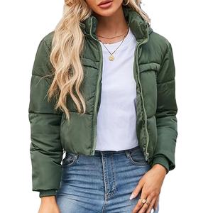 Chaquetas acolchadas cortas de invierno para mujer al por mayor, prendas de vestir acolchadas gruesas con capucha, diseño de punto transpirable - Product Image 3