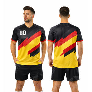 Ensemble de maillot de football à manches courtes de style allemand personnalisé pour hommes avec short - Product Image 1