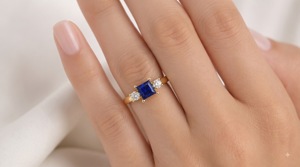 Anillo de Compromiso de Oro Amarillo con Tres Piedras de Diamante Azul Corte Princesa y Piedras Laterales de Diamante, Certificado IGI, Joyería Personalizada OEM ODM - Product Image 3