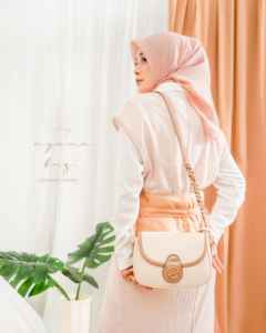 Sac à bandoulière/crossbody Hody Ayana en cuir synthétique de qualité supérieure avec longue sangle tressée, fermeture à glissière, doublure en satin - Toutes saisons - Product Image 1