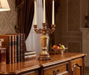 Candelabro Dorado de Tres Brazos, Decoración Metálica para el Hogar, Portavelas Decorativo de Estilo Vintage - Product Image 1
