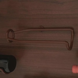 Soporte de pared para botellas de vino en forma de botella, de metal dorado, perfecto para decoración de bares, clubes y fiestas en el hogar, venta al por mayor desde India. - Product Image 5