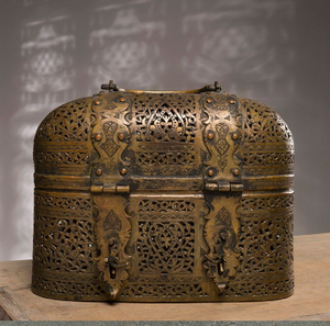 Exclusiva caja de pandan de latón estriado con grabados tradicionales de motivos de hojas. Disponible a precios de mayorista. - Product Image 2