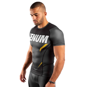 T-shirt de compression noir personnalisé pour homme à manches longues, col ras du cou, séchage rapide, impression par transfert thermique, logo avant, respirant, extensible dans quatre directions - Product Image 3