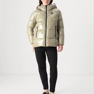 เสื้อพัฟเฟอร์กันน้ำกันลมแบบมีซิปเต็มตัว แต่งขอบยางยืดแบบกลับด้านได้ ปักลายแบบสั่งทำพิเศษ สีทองเมทัลลิกเงา แบบเย็บติดกัน - Product Image 1