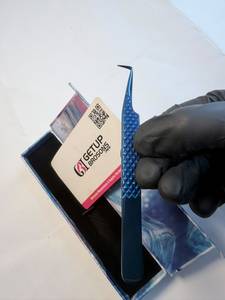 Pince à cils GETUP BROSONS IMPEX, manche plaqué plasma bleu, acier inoxydable, précision durable, pointe en fibre à 90 degrés, boîte - Product Image 1