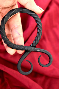 Croix de troll médiévale forgée à la main, pendentif viking en fer artisanal, amulette de protection nordique traditionnelle, artisanat rustique du forgeron - Product Image 2
