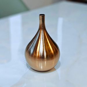 Florero de Metal con Acabado en Latón en Forma de Lágrima, Elegante Centro de Mesa Decorativo para Sala de Estar, Oficina, Hogar y Estantes - Product Image 2