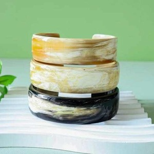 Bracelet en corne de buffle naturelle, fait main, poli, style rustique, décoration artistique, cadeau artisanal écologique d'Inde - Product Image 6