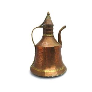 Cafetière arabe traditionnelle en cuivre de qualité supérieure, conçue pour servir du café arabe authentique avec un design élégant - Product Image 5