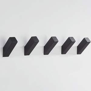 Gancho de pared Shadow Forge Hook Noir Arc, gancho de latón con pátina oscura, gancho curvo Obsidian, gancho de pared Night Cast, gancho antiguo en tono carbón - Product Image 4