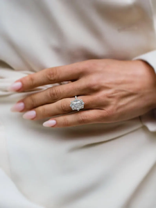 Bague de fiançailles de luxe en or avec halo de diamants de laboratoire taille radiant allongée et sertissage pavé, bijoux fins pour mariage - Product Image 4