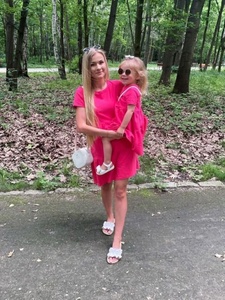 ชุดมินิมอลสีชมพูคุณแม่ & ลูกสาว,เดรสคอตตอนเนื้อนุ่มสวมใส่สบายผลิตจากผ้านิ่มชุดเดรสสมบูรณ์แบบสำหรับออกนอกบ้าน - Product Image 4