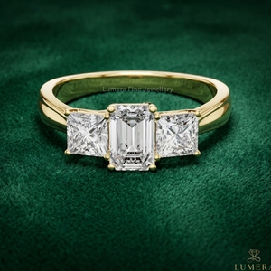 Anillo de Compromiso Clásico de Lujo con Tres Piedras de Diamante Cultivado en Laboratorio con Corte Esmeralda, Oro Blanco de 9KT, 10KT, 14KT y 18KT, Certificado IGI - Product Image 1