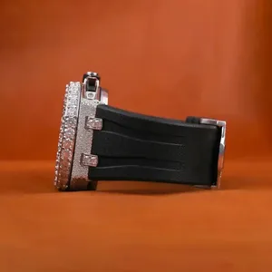 Reloj de Lujo Clásico Redondo de Cuarzo con Diamantes, Correa de Goma Negra, Esfera para Hombre, VVS Moissanite, Personalizado, Estilo Hip Hop, con Fecha - Product Image 4
