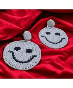 Boucles d'oreilles en perles de rocaille gris Smiley Face Bijoux perlés amusants Boucles d'oreilles tendance Élégant Party Wear Funky Fashion Gift - Product Image 2