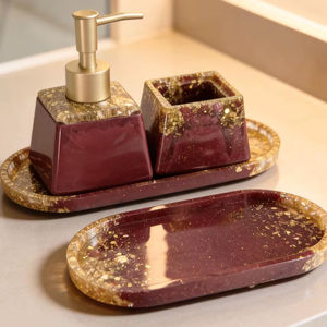 Ensemble d'accessoires de salle de bain en résine marbrée bordeaux et or, collection de luxe de porte-savon et plateau - Product Image 1