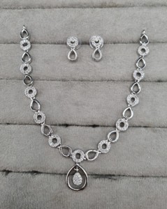 Parure de bijoux de soirée de luxe avec collier chaîne à cercles alternés et pendentif goutte d'eau pavé de diamants américains et boucles d'oreilles assorties - Product Image 2